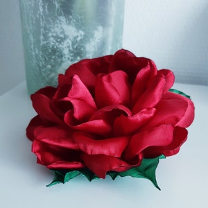 Broche de Flores, Broche de Flores, en Tela, Color Rojo, Accesorio de Moda para Mujer, Pieza única elegante, Hecho a mano