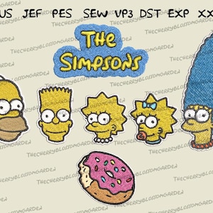 Può includere: Toppe ricamate da stirare con personaggi dei Simpson, tra cui Homer, Bart, Lisa, Maggie e Marge. Le toppe sono gialle, blu e rosa con contorni neri. Il testo "The Simpsons" è incluso anche in una toppa ricamata blu e bianca.