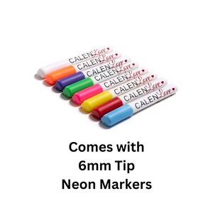 a bunch of markers that are on top of a table