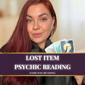 Puede incluir: Una mujer pelirroja sostiene cartas del tarot, con una pancarta debajo que dice "LOST ITEM PSYCHIC READING SAME DAY READING". Las cartas tienen diseños azules y amarillos. La mujer está sonriendo.