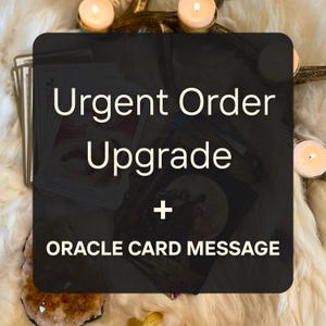 Puede incluir: Un cuadrado negro con texto blanco que dice "Urgent Order Upgrade + Oracle Card Message". La imagen incluye una baraja de cartas de oráculo, velas encendidas y un cristal sobre una superficie blanca similar a la piel.