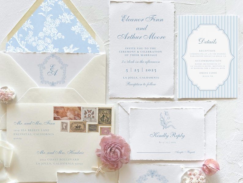 Pode incluir: Conjunto de convites de casamento com um design floral azul e branco. O convite apresenta os nomes "Eleanor Finn" e "Arthur Moore" com a data "5 | 25 | 2025" e a localiza&ccedil;&atilde;o "La Jolla, Calif&oacute;rnia". O cart&atilde;o RSVP apresenta um design floral azul e o texto "Kindly Reply". O cart&atilde;o de detalhes apresenta um design listrado azul e branco com o texto "Detalhes" e informa&ccedil;&otilde;es sobre a recep&ccedil;&atilde;o, a acomoda&ccedil;&atilde;o e o c&oacute;digo de vestimenta.