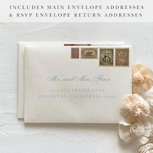 Pode incluir: Um envelope branco com uma inscri&ccedil;&atilde;o azul que diz "Mr. and Mrs. Finn" e o endere&ccedil;o "1019 SEA BREEZE LANE ENCINITAS, CALIFORNIA 92024". O envelope tem v&aacute;rios selos postais antigos colados no canto superior direito.