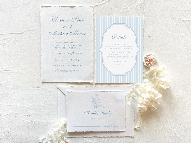Pode incluir: Conjunto de convites de casamento com um design listrado azul e branco. O cart&atilde;o de convite apresenta os nomes "Eleanor Finn e Arthur Moore" e a data "5.25.2025". O cart&atilde;o RSVP tem um design floral e o texto "Kindly Reply".