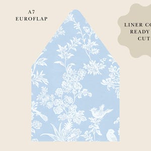Pode incluir: Um envelope A7 Euroflap com fundo azul claro e um padr&atilde;o floral branco. O forro vem pronto para cortar.