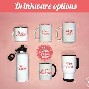 Puede incluir: Una variedad de opciones de vajilla, incluyendo tazas, tazas de viaje y una botella de agua. Las tazas son blancas con bordes negros y presentan diferentes tama&ntilde;os y textos, incluyendo "11 oz camper", "11 oz white", "15 oz white", "11 oz black rim" y "14 oz travel". La botella de agua es blanca y dice "20 oz white".