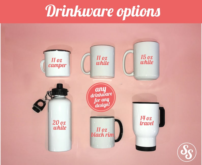 Puede incluir: Una variedad de opciones de vajilla, incluyendo tazas, tazas de viaje y una botella de agua. Las tazas son blancas con bordes negros y presentan diferentes tama&ntilde;os y textos, incluyendo "11 oz camper", "11 oz white", "15 oz white", "11 oz black rim" y "14 oz travel". La botella de agua es blanca y dice "20 oz white".