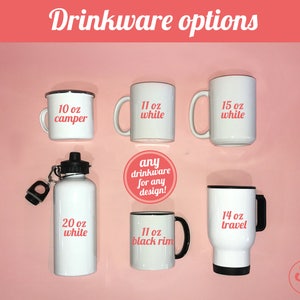 Puede incluir: Una variedad de opciones de vajilla, que incluyen una taza de camping de 10 oz, una taza blanca de 11 oz, una taza blanca de 15 oz, una botella de agua blanca de 20 oz, una taza con borde negro de 11 oz y una taza de viaje de 14 oz. El texto "any drinkware for any design!" tambi&eacute;n est&aacute; incluido.