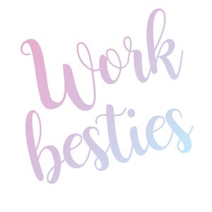 Pu&ograve; includere: Una grafica con sfumatura rosa e blu con il testo "Work besties" in un font corsivo.