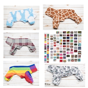 Puede incluir: Cuatro pijamas para perros en varios patrones y colores. Los pijamas están hechos de suave felpa y tienen una cremallera. Los patrones incluyen nubes, estampado de jirafa, cuadros y un arcoíris. Los pijamas se muestran sobre un fondo de madera blanco.