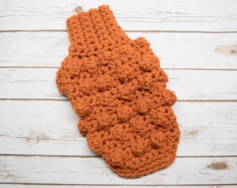 手編みのかぎ針編み犬用セーター、ポップコーンテクスチャパターン