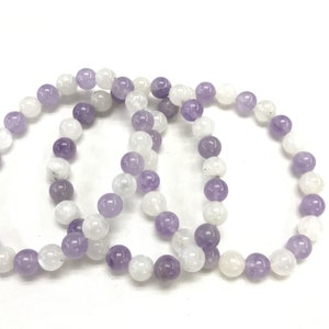 Offre spéciale véritables perles rondes en pierre de lune bleue claire de 8 à 8,5 mm avec bracelet fini en perles de jade violet 7 pouces - 1 pièce
