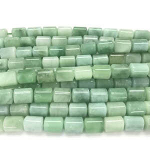 Puede incluir: Una hebra de cuentas de jade verde claro, cada cuenta es un prisma rectangular con bordes redondeados.