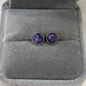 7 mm platta runda lila charoite örhängen med äkta ädelsten ---1 par (2 st)