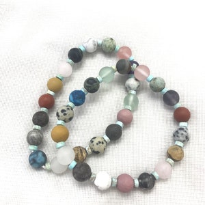 Offre spéciale perles rondes multi-pierres précieuses mates véritables de 8 mm avec perles entretoises Heishi bleu mat Bracelet fini 7 pouces - 1 pièce