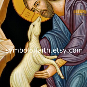 K&ouml;nnte beinhalten: Eine religi&ouml;se Ikone, die Jesus Christus mit einem Lamm darstellt. Jesus tr&auml;gt eine blaue und violette Robe und hat einen Heiligenschein um den Kopf. Das Lamm ist wei&szlig; und blickt zu Jesus auf. Der Hintergrund ist schwarz.