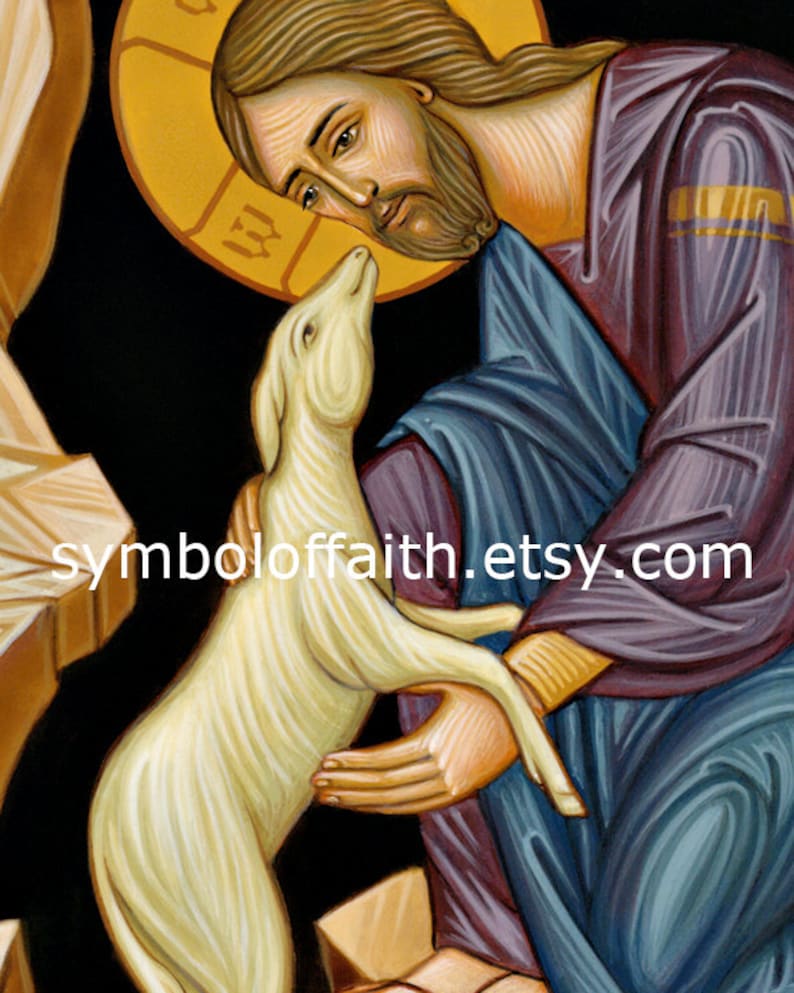 K&ouml;nnte beinhalten: Eine religi&ouml;se Ikone, die Jesus Christus mit einem Lamm darstellt. Jesus tr&auml;gt eine blaue und violette Robe und hat einen Heiligenschein um den Kopf. Das Lamm ist wei&szlig; und blickt zu Jesus auf. Der Hintergrund ist schwarz.