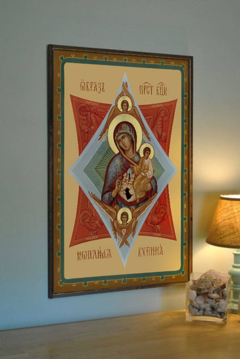 K&ouml;nnte beinhalten: Eine gerahmte religi&ouml;se Ikone, die die Jungfrau Maria zeigt, die das Jesuskind h&auml;lt. Die Ikone ist in traditionellem Stil mit goldenen Akzenten gemalt und tr&auml;gt den Text "СОБРАЗ" und "ПРСТ ЕЙ" in kyrillischer Schrift.