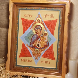 K&ouml;nnte beinhalten: Eine gerahmte religi&ouml;se Ikone, die die Jungfrau Maria zeigt, die das Jesuskind h&auml;lt. Die Ikone ist in traditionellem Stil mit goldenen Akzenten gemalt und tr&auml;gt den Text "Образ Прст Ейск" in kyrillischer Schrift.