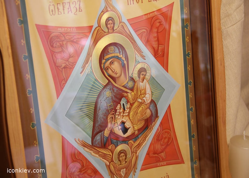K&ouml;nnte beinhalten: Eine religi&ouml;se Ikone, die die Jungfrau Maria zeigt, die das Jesuskind h&auml;lt. Die Ikone ist in traditionellem Stil mit goldenen Akzenten und blauem Hintergrund gemalt. Die Jungfrau Maria tr&auml;gt eine blaue Robe und eine goldene Krone. Das Jesuskind tr&auml;gt eine wei&szlig;e Robe und eine goldene Krone. Die Ikone ist in einem Holzrahmen gerahmt.
