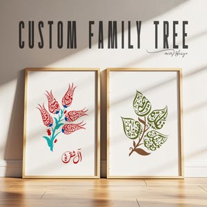 Peut inclure: Deux impressions encadrées intitulées CUSTOM FAMILY TREE. L'impression de gauche présente une calligraphie arabe en forme de tulipes rouges sur une tige sarcelle. Celle de droite montre une calligraphie arabe en forme de feuilles vertes.