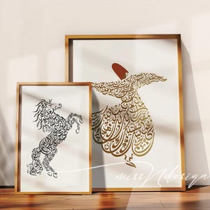 Peut inclure: Deux cadres muraux dorés contenant des impressions artistiques. La plus petite affiche un motif de calligraphie arabe noire en forme de cheval cabré. La plus grande présente une calligraphie arabe dorée en forme de derviche tourneur.