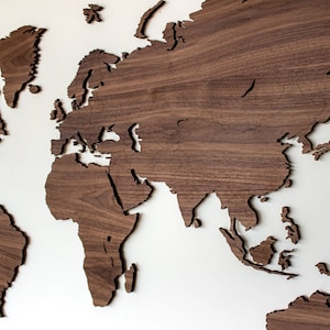 NOYER -Carte du monde détaillée en bois de 10mm d’épaisseur avec les frontières des pays gravées et des épingles en bois NUSSBAUM