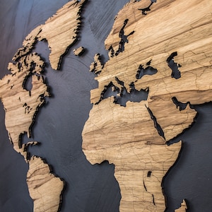 Carte du monde détaillée en bois de 10 mm d’épaisseur avec les frontières des pays gravées et des épingles en bois– bois Limba– Carte murale