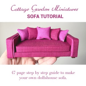 Op de afbeelding: Een roze miniatuurbank met vier kussens, een 47-pagina's stapsgewijze handleiding om je eigen poppenhuisbank te maken. Cottage Garden Miniatures Sofa Tutorial.
