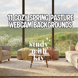 Puede incluir: Una acogedora escena de salón con grandes ventanales que dan a un pastizal primaveral. La imagen presenta dos sillones, un sofá y una mesa de centro. El texto dice "11 COZY SPRING PASTURE WEBCAM BACKGROUNDS" y "study with kiv."