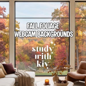 Może przedstawiać: Cyfrowy obraz przedstawiający salon z dużym oknem wychodzącym na las z jesiennymi liśćmi. Tekst brzmi FALL FOLIAGE WEBCAM BACKGROUNDS oraz study with kiv NURSING STUDY GUIDES + MORE. W pokoju znajduje się sofa, fotel oraz elementy dekoracyjne.