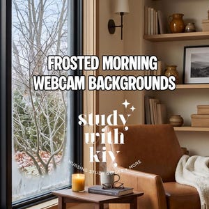 Könnte beinhalten: Ein digitales Bild mit dem Text FROSTED MORNING WEBCAM BACKGROUNDS und study with kiy nursing study guides & more. Die Szene zeigt einen braunen Ledersessel, einen hölzernen Beistelltisch mit einer Kerze und Einbauregale mit Büchern.