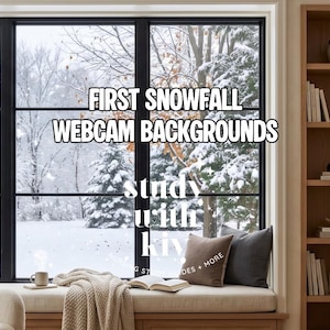 Könnte beinhalten: Ein digitales Bild mit Blick aus dem Fenster auf eine verschneite Landschaft mit dem Text FIRST SNOWFALL WEBCAM BACKGROUNDS und study with kiv. Ein gemütlicher Innenraum umfasst eine Fensterbank mit Kissen, einer Decke, einem Buch und einem Regal.