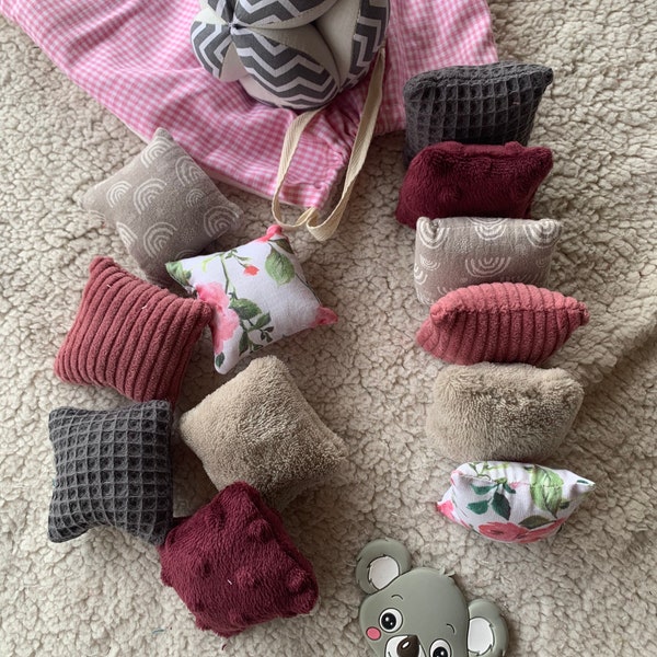 Idée cadeau bébé d'éveil Montessori - balle de préhension-coussins tactiles-carrés sensoriels-anneau de dentition koala- rose et gris