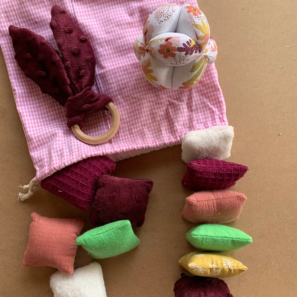 Idée cadeau bébé d’éveil Montessori - balle de préhension-coussins tactiles-carrés sensoriels-oreilles de lapin - vert, jaune,prune