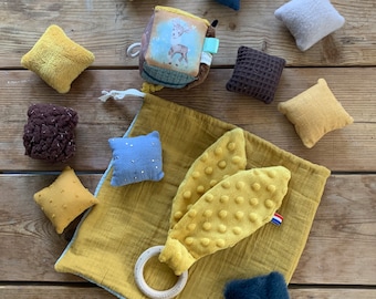 Lot d'éveil inspiration Montessori - hochet oreilles de lapin - cube d’éveil - coussins tactiles-carrés sensoriels-jaune - marron et bleu