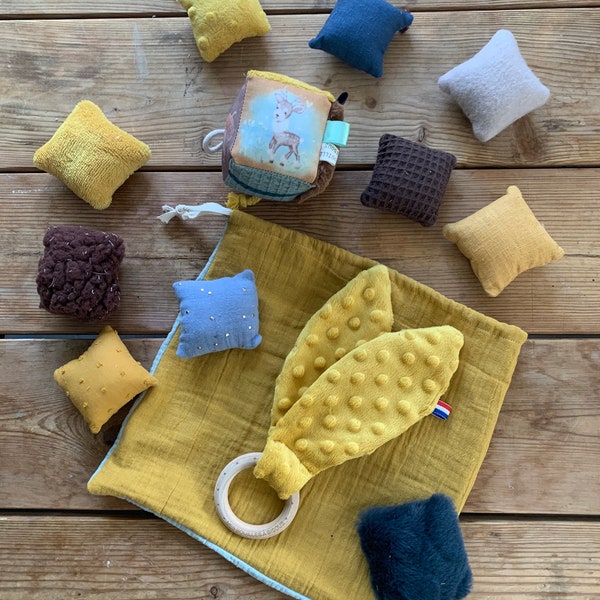 Lot d'éveil inspiration Montessori - hochet oreilles de lapin - cube d’éveil - coussins tactiles-carrés sensoriels-jaune - marron et bleu