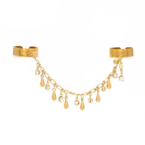 Könnte beinhalten: Ein goldfarbener Doppelring, der durch eine drapierte Kette verbunden ist. Die Kette ist mit abwechselnd hängenden tropfenförmigen Anhängern und kleinen, klaren, runden Kristallen verziert. Die beiden Ringe sind offene Bänder für Flexibilität.