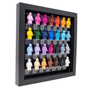 Peut inclure: Une vitrine noire avec une grille de 36 figurines Lego miniatures de diff&eacute;rentes couleurs, notamment jaune, bleu, vert, rouge, rose, orange, violet et marron.