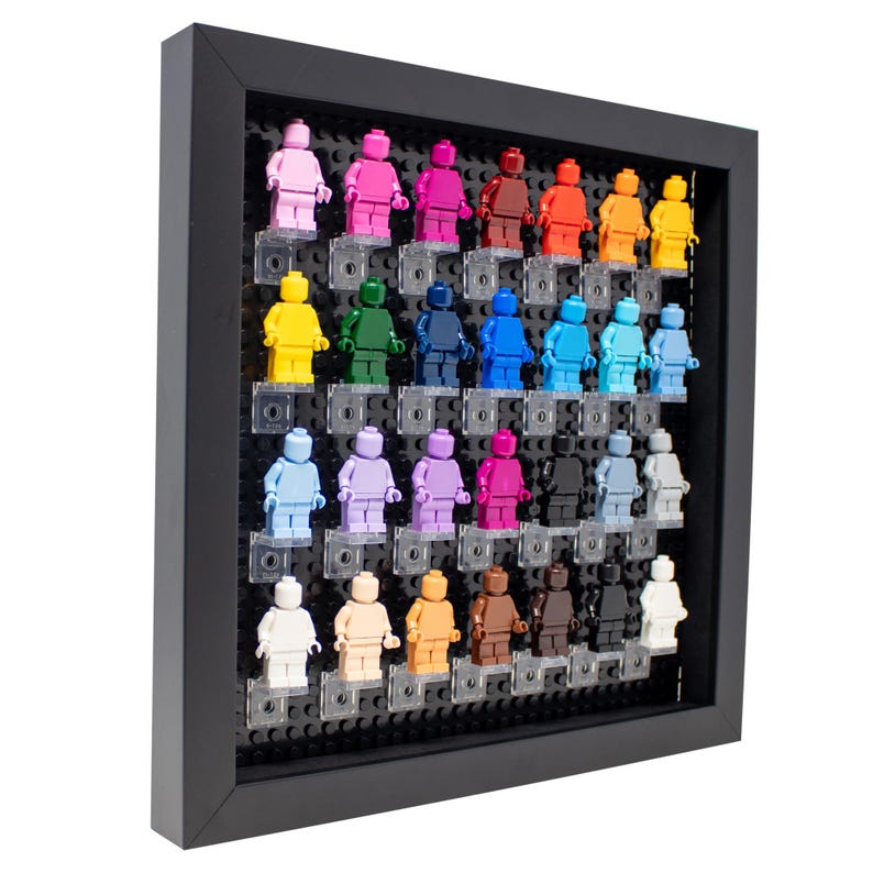 Peut inclure: Une vitrine noire avec une grille de 36 figurines Lego miniatures de diff&eacute;rentes couleurs, notamment jaune, bleu, vert, rouge, rose, orange, violet et marron.