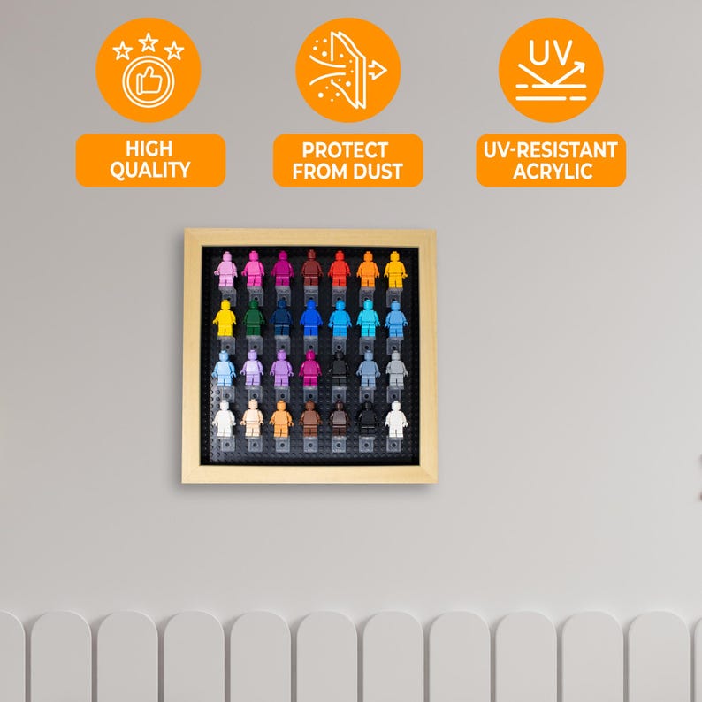 Peut inclure: Un cadre en bois avec un insert en acrylique transparent pr&eacute;sente une collection de 25 figurines Lego color&eacute;es. Le cadre a un fond noir et une finition en bois clair. Le cadre est &eacute;tiquet&eacute; avec trois ic&ocirc;nes : haute qualit&eacute;, protection contre la poussi&egrave;re et acrylique r&eacute;sistant aux UV.