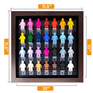 Peut inclure: Un cadre en bois brun avec un fond noir et 30 figurines Lego miniatures de diff&eacute;rentes couleurs. Le cadre mesure 11,5 pouces par 10 pouces.