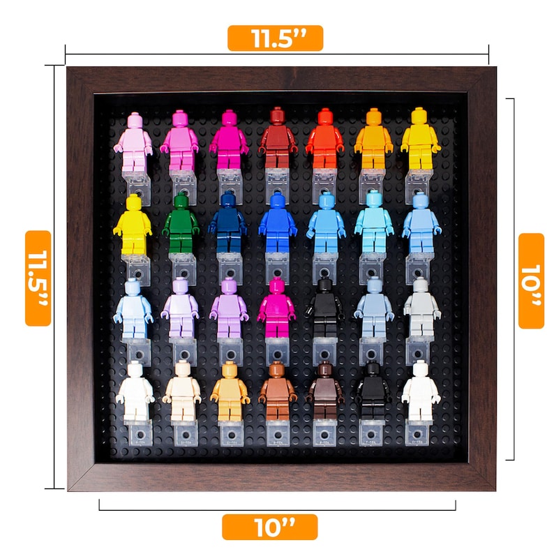Peut inclure: Un cadre en bois brun avec un fond noir et 30 figurines Lego miniatures de diff&eacute;rentes couleurs. Le cadre mesure 11,5 pouces par 10 pouces.