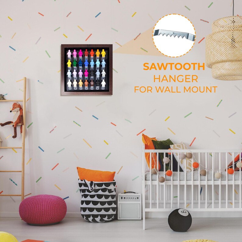 Peut inclure: Un cadre en bois brun avec un fond blanc et des figurines Lego color&eacute;es &agrave; l'int&eacute;rieur. Le cadre est accroch&eacute; &agrave; un mur blanc avec un motif de confettis color&eacute;s. Le texte "SAWTOOTH HANGER FOR WALL MOUNT" est &eacute;crit en orange sur un fond blanc. Un gros plan d'un cintre &agrave; dents de scie est montr&eacute; dans le coin sup&eacute;rieur droit de l'image.