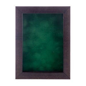 Puede incluir: Un marco de madera marrón oscuro con una montura de fieltro verde en el interior. El marco está vacío.