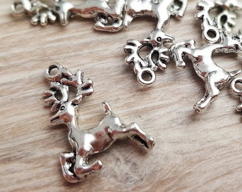 Puede incluir: Encantos de reno de plata con detalles intrincados. Los encantos tienen un bucle en la parte superior para sujetarlos a joyas u otras manualidades.