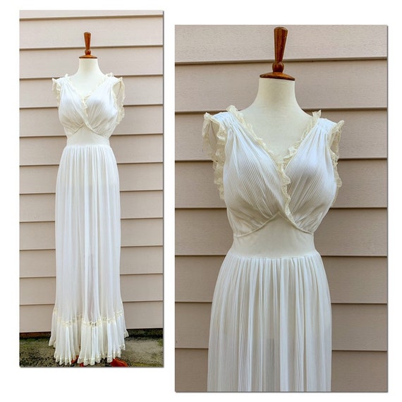 Vintage Ivory Nettie Rosenstein Nightgown / 36