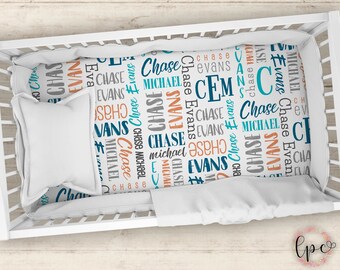 Può includere: Un lenzuolo per lettino bianco con un design di parole colorate che presenta i nomi Chase, Michael ed Evans in turchese, arancione e grigio. I nomi sono ripetuti in tutto il design in varie dimensioni e orientamenti.