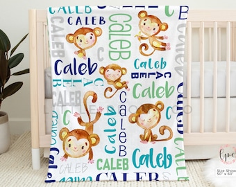 Könnte beinhalten: Eine weiße Babydecke mit einem blauen, grünen und grauen Muster, auf dem der Name "Caleb" wiederholt vorkommt. Die Decke ist mit Aquarell-Illustrationen von Affen in verschiedenen Posen verziert.