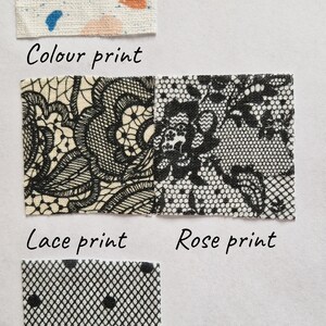 Pu&ograve; includere: Quattro campioni di tessuto con diversi motivi: un tessuto bianco con forme astratte colorate, un motivo a pizzo bianco e nero, un motivo a rosa bianco e nero e un motivo a pois bianco e nero. I campioni sono etichettati "Colour print", "Lace print", "Rose print" e "Dots print".